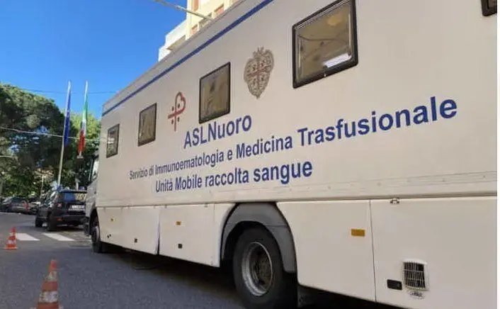 L'unità mobile per la raccolta di sangue (foto carabinieri di Nuoro)