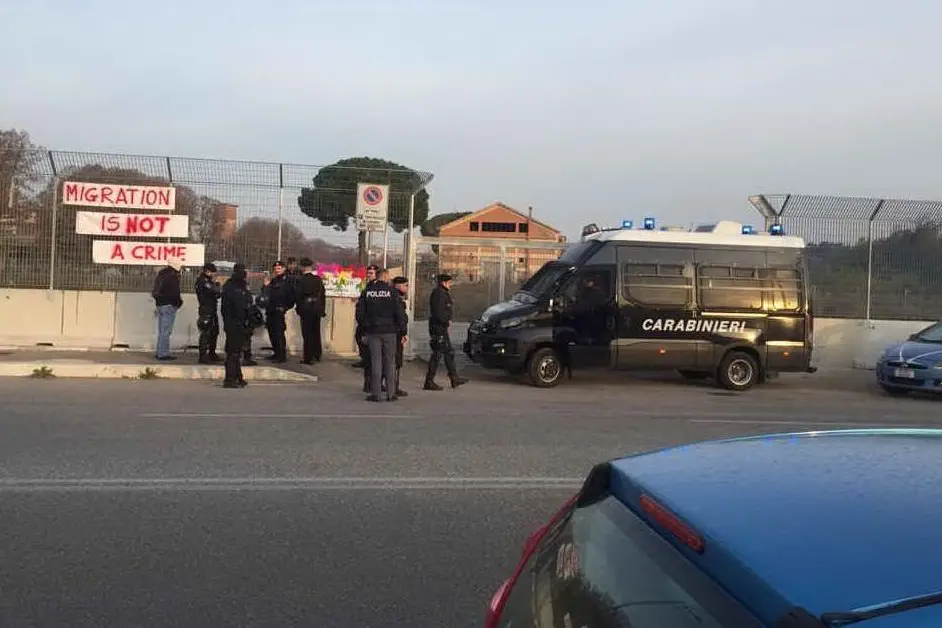 A Roma la polizia sgombera il presidio migranti dell'associazione Baobab
