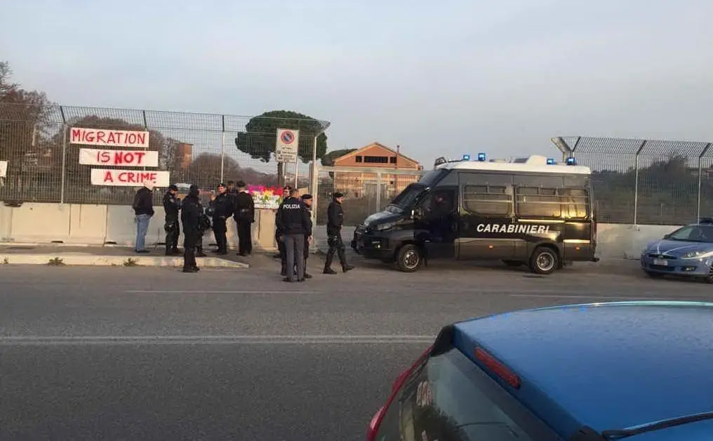 A Roma la polizia sgombera il presidio migranti dell'associazione Baobab