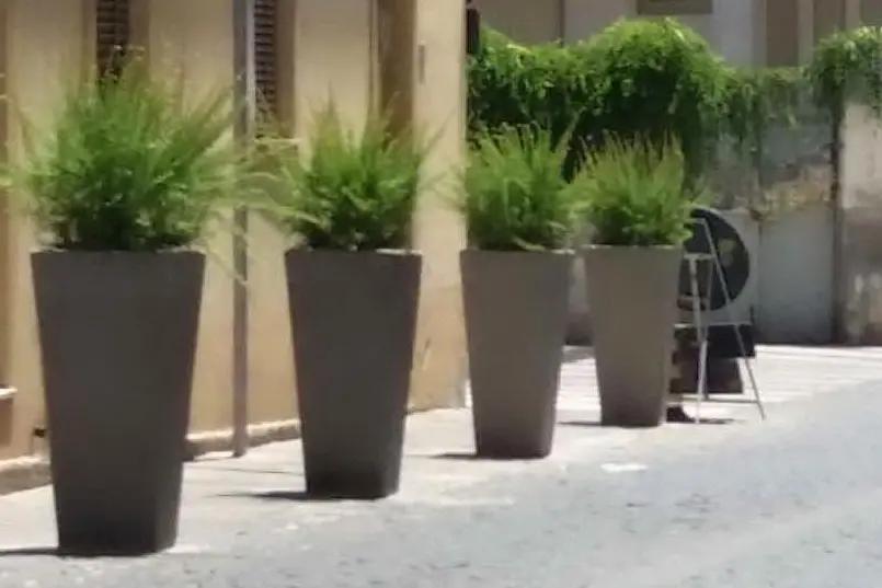 Le fioriere nel centro di Dolianova