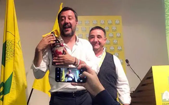 Salvini riceve &quot;Sa Bertula&quot;, l'antica bisaccia dei pastori simbolo della tenacia del popolo sardo a difesa delle proprie tradizioni (foto Coldiretti)