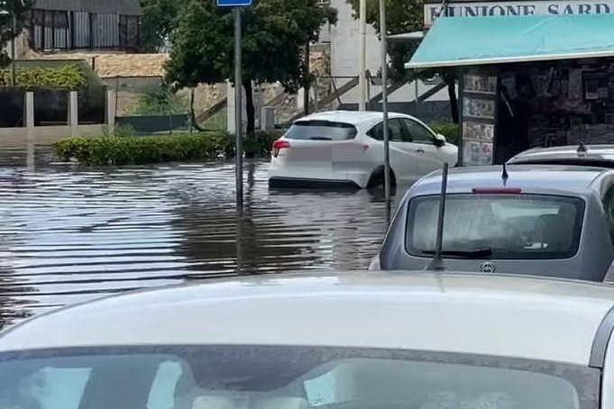 Violento acquazzone sulla città, traffico in tilt in centro