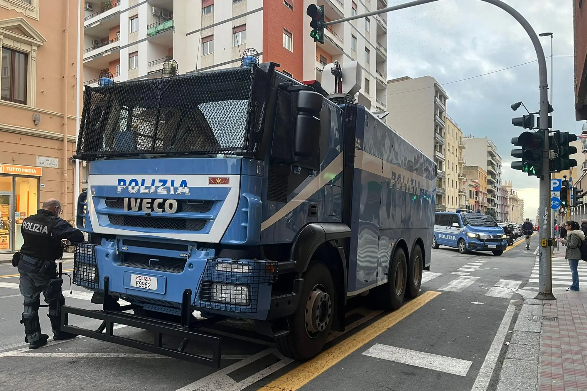 Mezzi della polizia schierati in centro a Cagliari (Foto: Umberto Zedda)