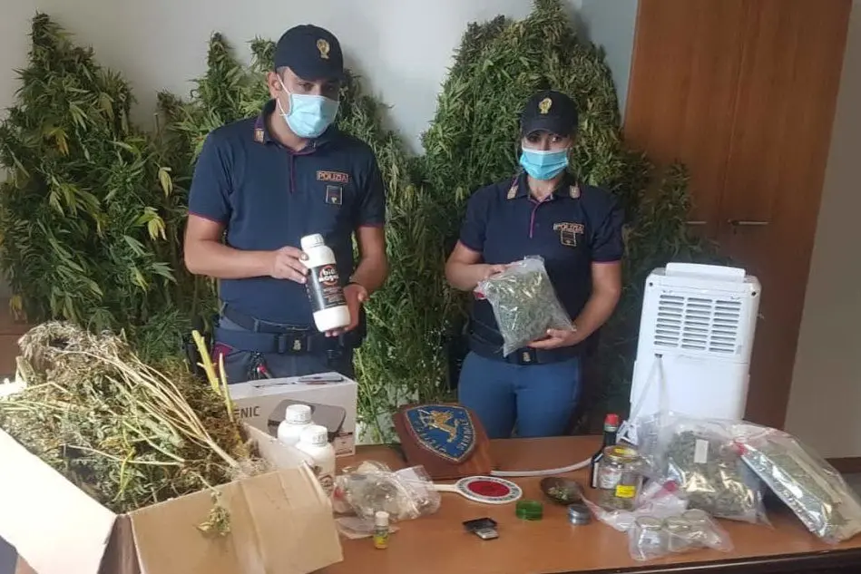 Gli agenti con la marijuana sequestrata (Foto Polizia)