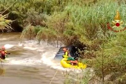 Bloccato nel fiume in piena: Arzana, i drammatici momenti del salvataggio
