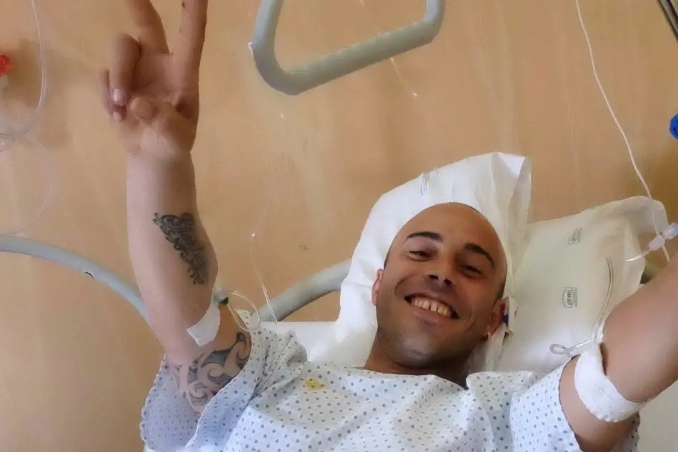 William Portoghese fotografato sul lettino dell'ospedale in cui era finito nei giorni scorsi dopo essere stato vittima di una sparatoria