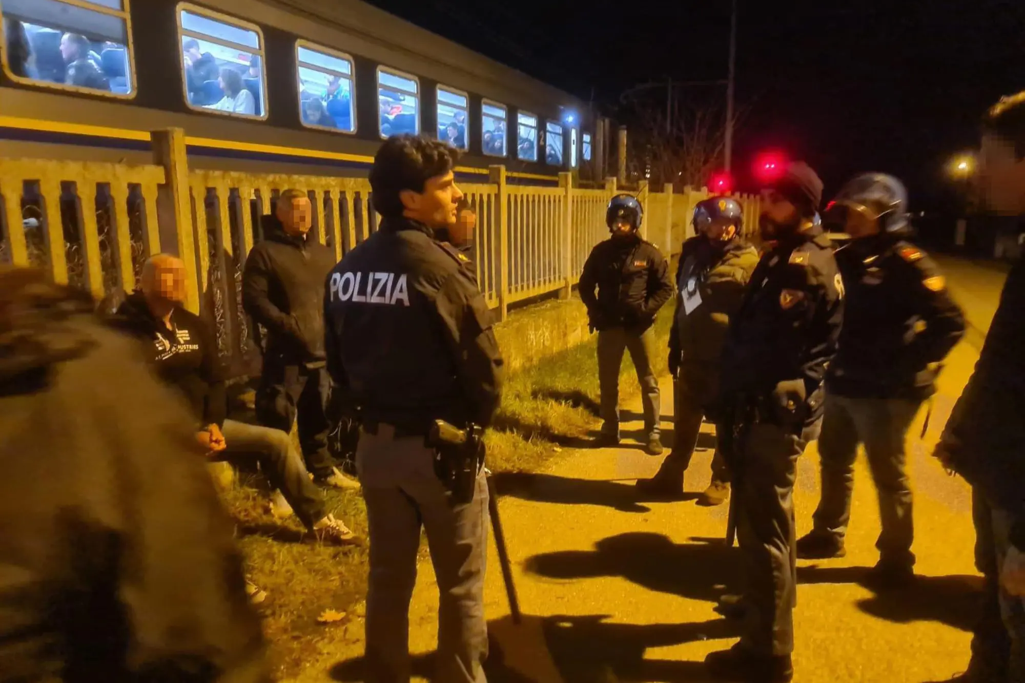 Polizia a Basiliano, stazione dove è avvenuta l'aggressione degli ultras di Udinese e Salisburgo al treno dei tifosi del Venezia (foto Ansa)