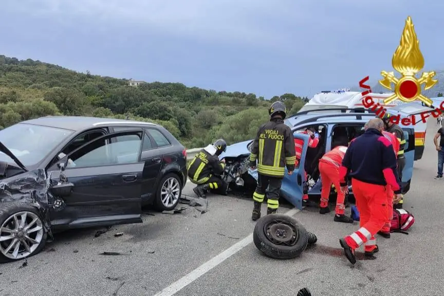 Le auto coinvolte nel terribile incidente (Foto: Vigili del fuoco)