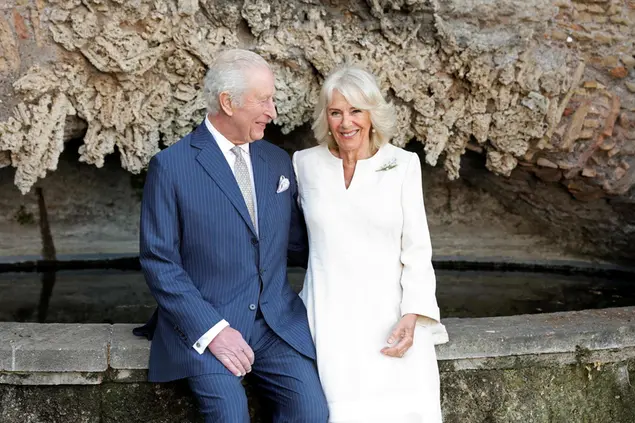 Carlo III e Camilla a Villa Wolkonsky nella foto ufficiale rilasciata da Buckingham Palace per il 20esimo anno di nozze