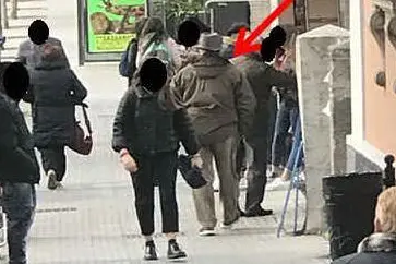 Il dipendente comunale a spasso per Sassari