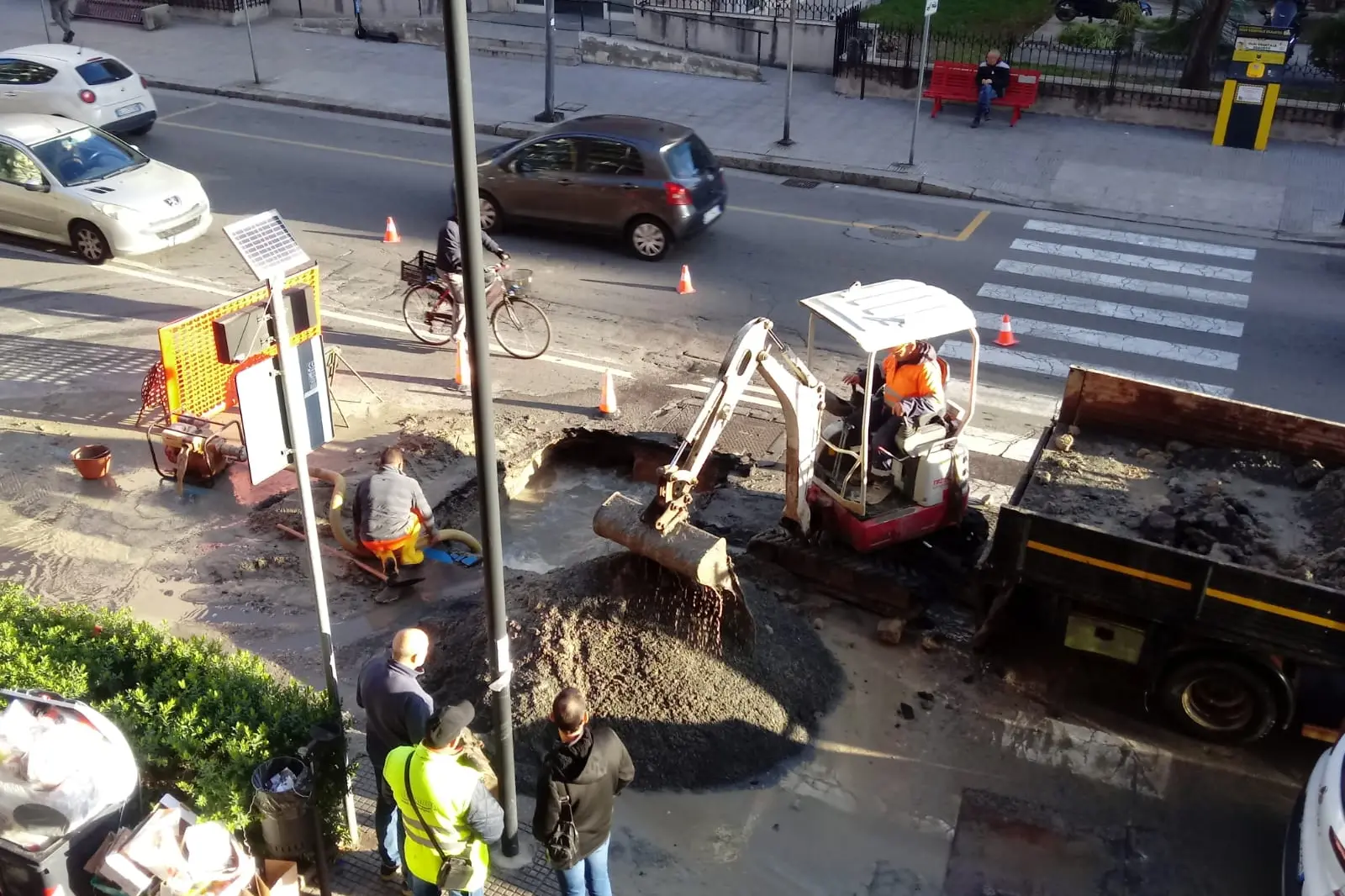 Operai la lavoro in viale Colombo (foto concessa)