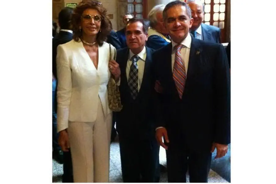 Giampaolo Atzori (al centro) con Sophia Loren e Miguel Angel Mancera