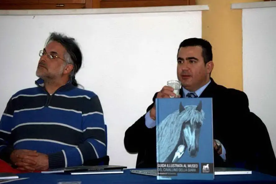 458761_WEB_serraesoddugenoni.jpg\r \r Didascalia: Gianluca Serra (sulla sinistra) con (a destra) il sindaco uscente Roberto Soddu (L'Unione Sarda - Pintori)