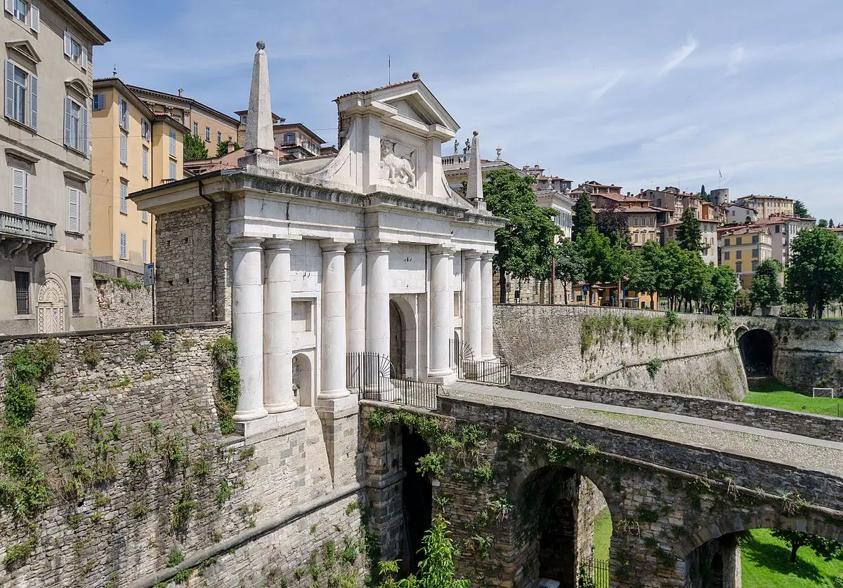 Bergamo, Porta San Giacomo (foto Steffen Schmitz/Wikimedia Commons)