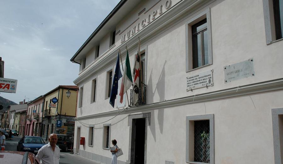 Via ai lavori per sistemare le strade cittadine