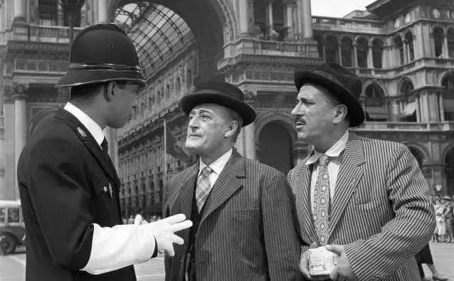 Lo sketch con il &quot;ghisa&quot; milanese in piazza del Duomo (foto Wikimedia)