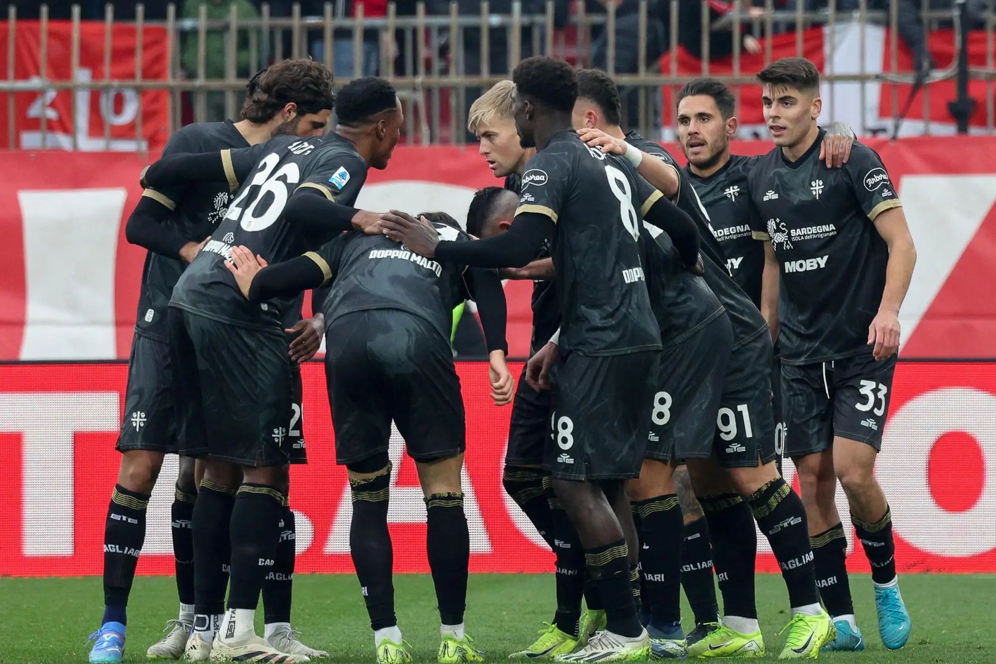 L'esultanza del Cagliari per il gol vittoria di Roberto Piccoli a Monza (foto Ansa)