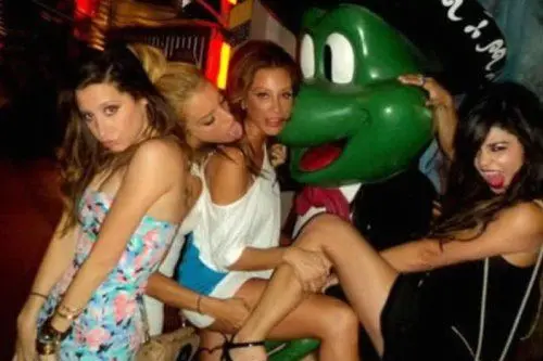 Vanessa Hudgens e Ashley Tisdale, cattive ragazze al party