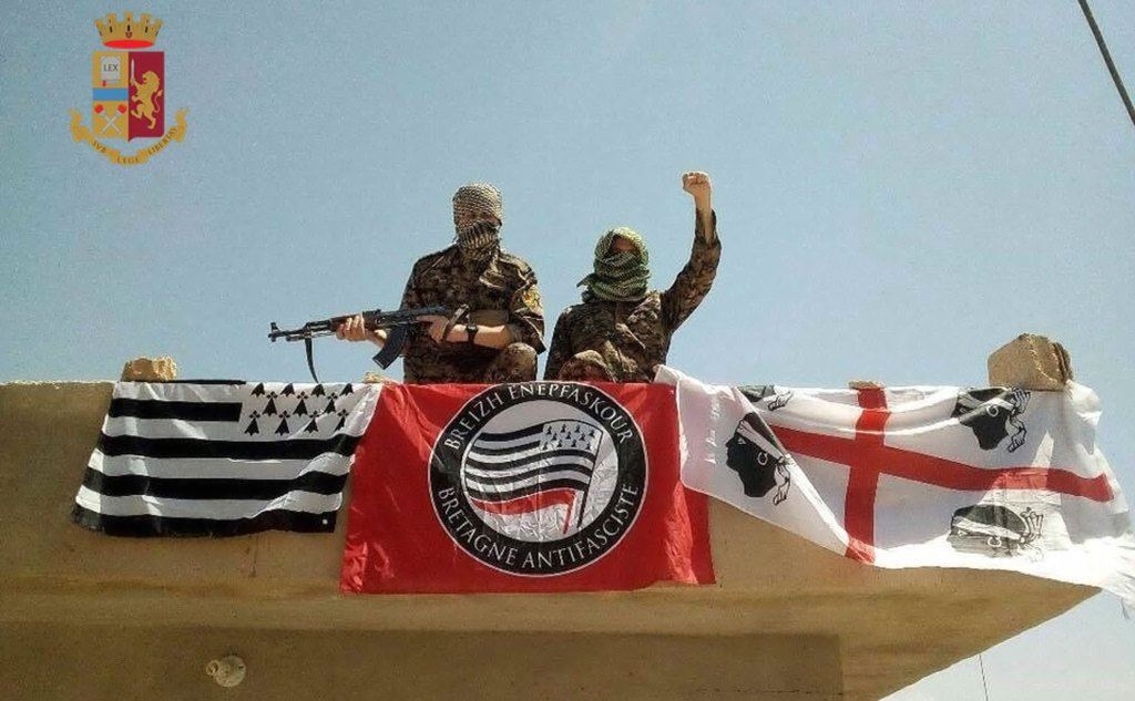 La bandiera dei Quattro mori esposta dai foreign fighters arruolatisi con i curdi (Ansa)