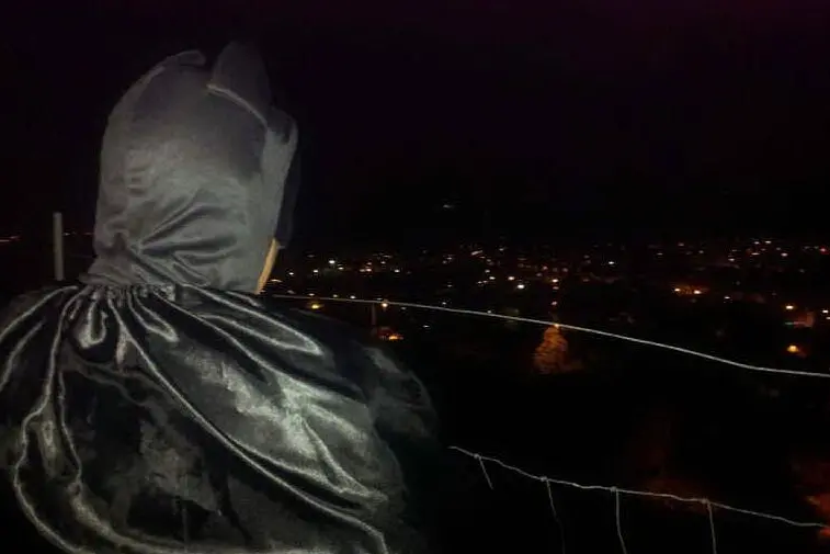 Batman fotografato nella notte a Gonnosfanadiga