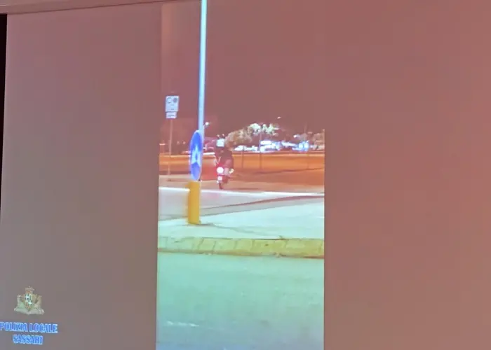 Una delle &quot;acrobazie&quot; in moto (Ansa)