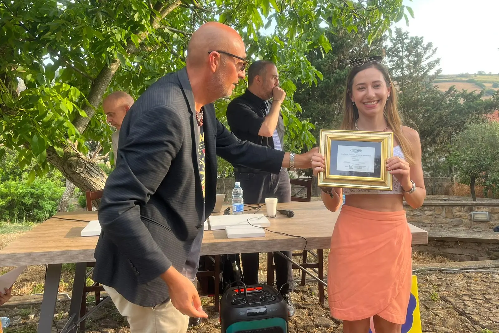 Gesico, il direttore artistico Nicoletti premia Fanny Boninu