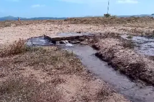 La perdita d'acqua a Tanca Manca (foto Ronchi)