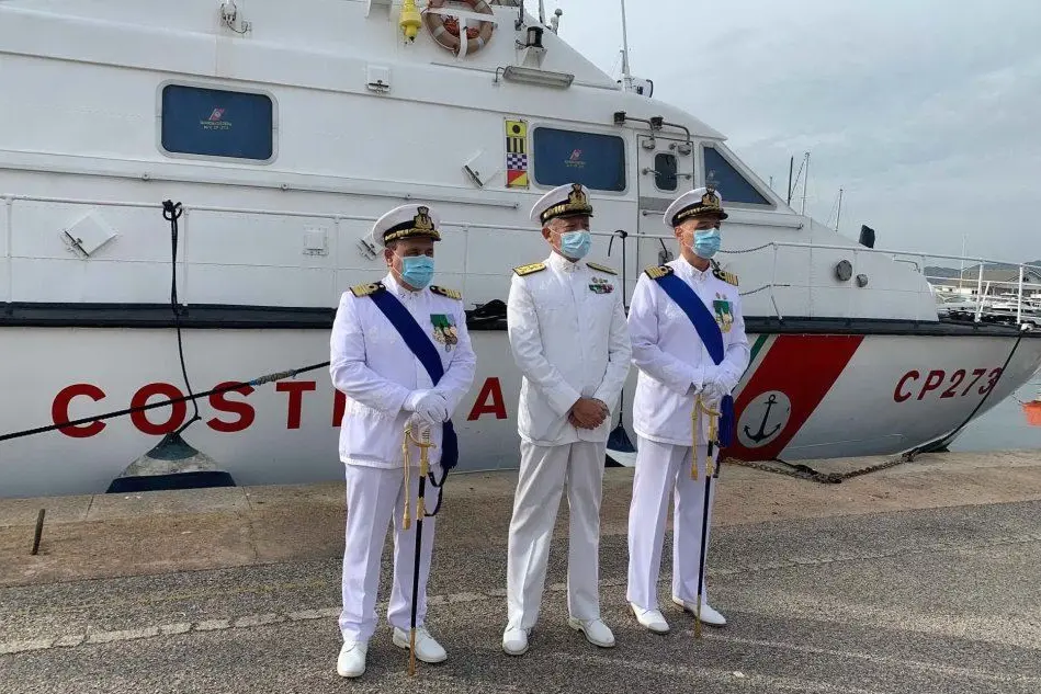 I capitani di vascello Maurizio Trogu (a sinistra) e Giovanni Canu (a destra) e al centro l'ammiraglio Pettorino (foto De Roberto)