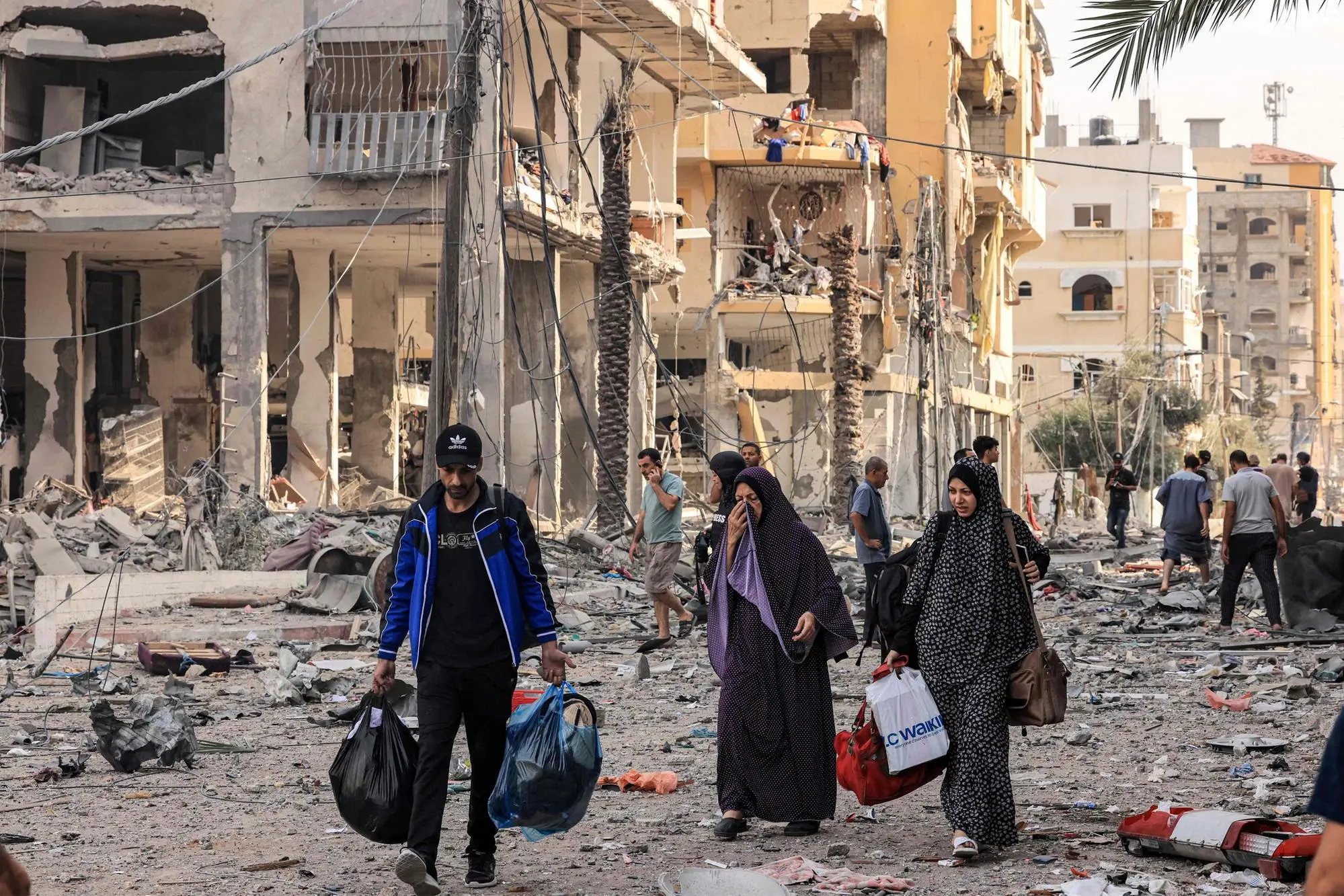 Palestinians leave al-Karama neighbourhood in Gaza City