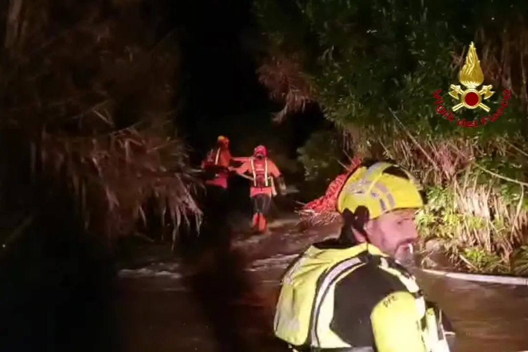Ittiri, restano intrappolati dalla piena del fiume: l'intervento dei vigili del fuoco, cinque persone in salvo