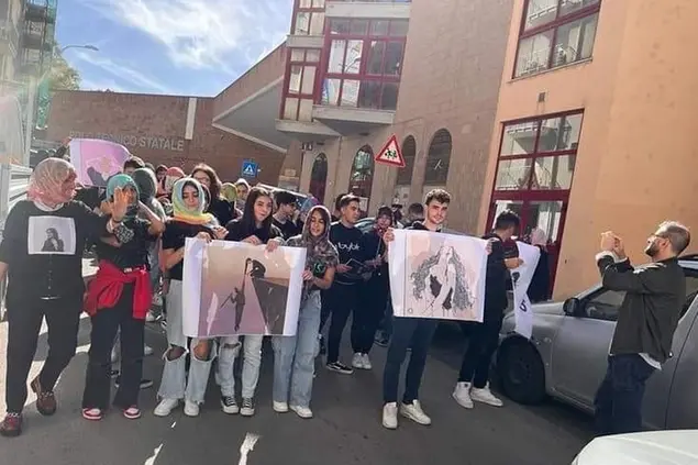 Un'immagine del flash mob di stamattina (foto L'Unione Sarda - Tellini)
