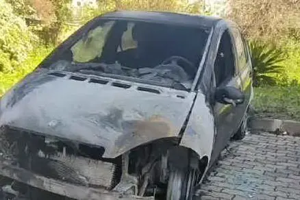 L'auto distrutta dalle fiamme (L'Unione Sarda - Tellini)