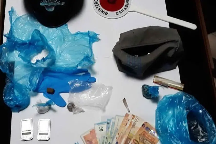 Le buste di droga e i contanti sequestrati (Foto Carabinieri)
