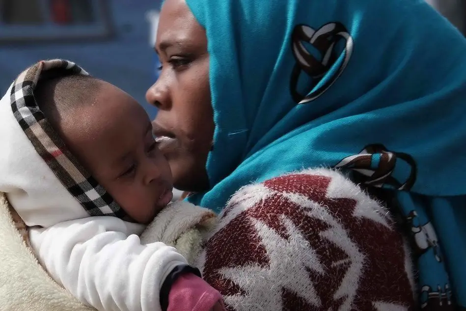 Una donna rifugiata con il suo bambino