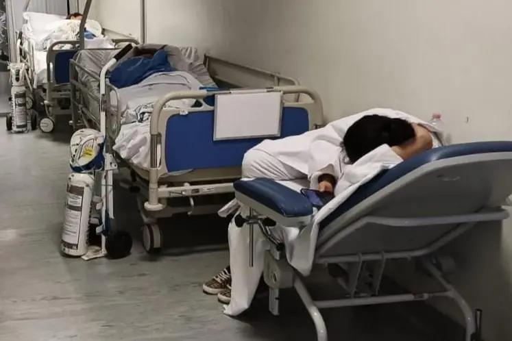 Pazienti in corridoio al Brotzu