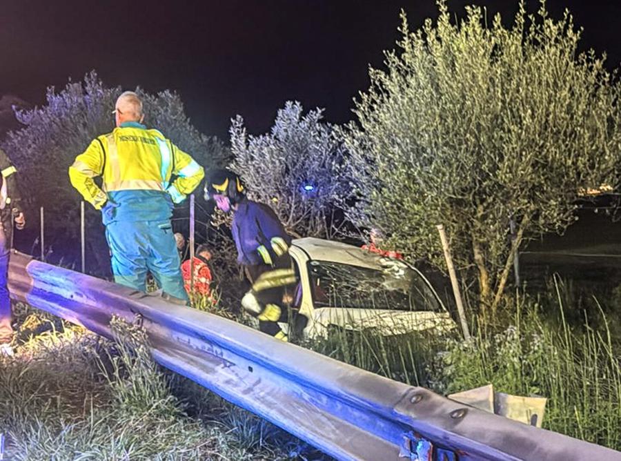 Auto fuori strada, muore un ventunenne