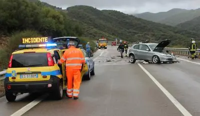 Un'auto semi distrutta sulla Nuova 125 (archivio)