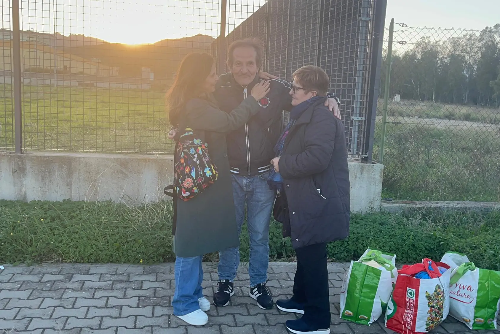 Beniamino Zuncheddu con la sorella Augusta e Irene Testa, tesoriera dei Radicali, davanti al penitenziario di Uta il giorno della scarcerazione