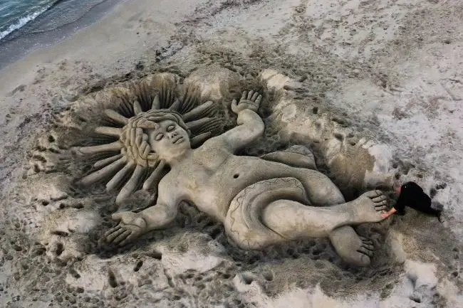 La scultura di sabbia di Gesù Bambino (foto Pala)