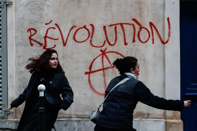 Manifestazioni in Francia contro la riforma delle pensioni (Ansa)