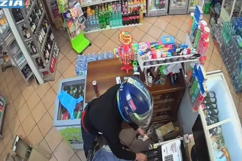 监控录像拍下了劫匪的画面。