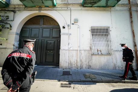 Hit in the head with a stick and abused in the street: the carabinieri save her