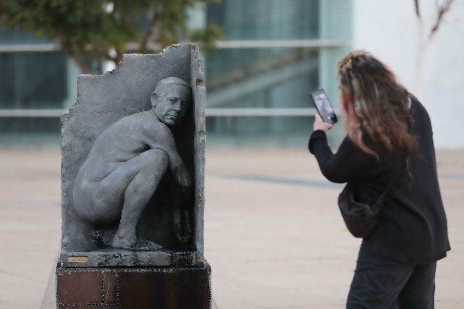 A Tel Aviv la statua di protesta contro Netanyahu: il premier rappresentato nudo e accovacciato
