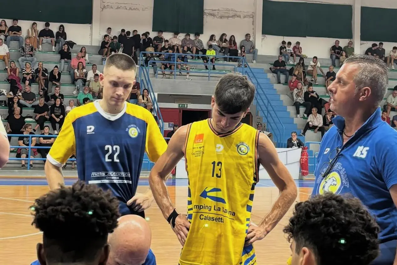 Un timeout del Calasetta (foto Calasetta Basket)