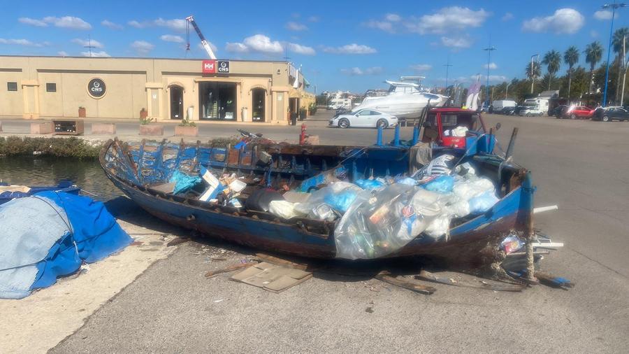 Alghero, rimossa dal porto la barca “discarica”