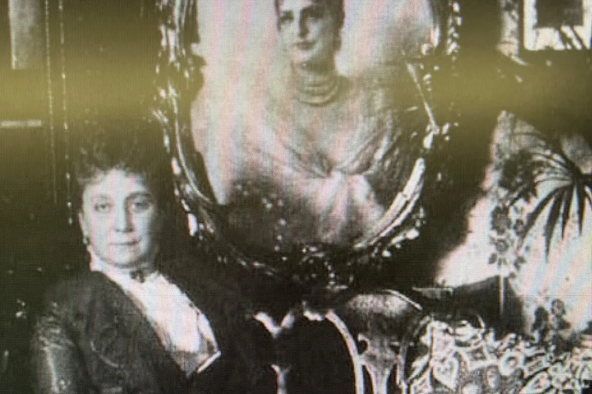 La marchesa Paola Pes di Villamarina. Sullo sfondo il ritratto della regina Margherita