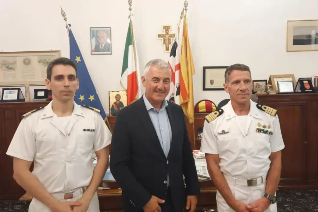 Da sinistra: il comandante Giuseppe Tomai, il sindaco Mario Conoci e il comandante Giorgio Castronuovo (foto concessa)