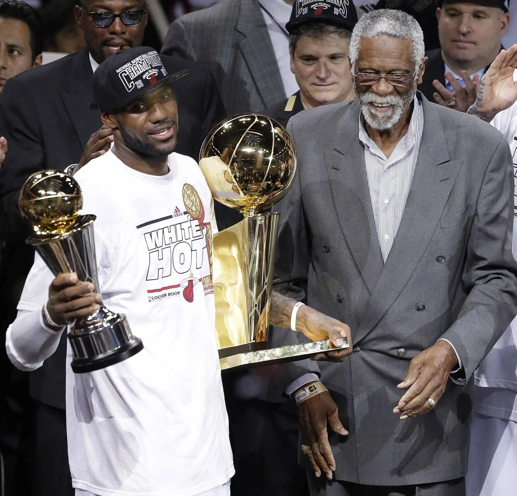 L'ex stella e allenatore della Nba, Bill Russell (a destra) accanto a LeBron James in una foto del 2013 (AP archivio US)