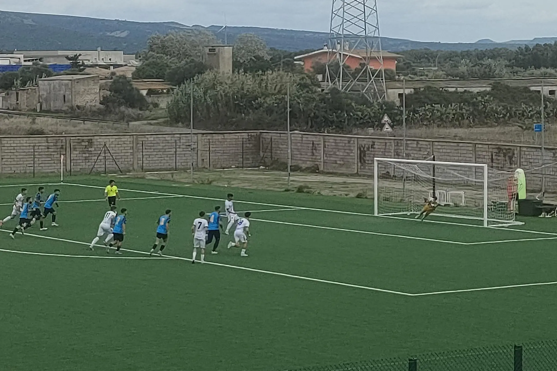 Il rigore dell' 1 a 0 del Terralba realizzato da Maximiliano Ciarniello (33 anni) (foto di Giacomo Pala)