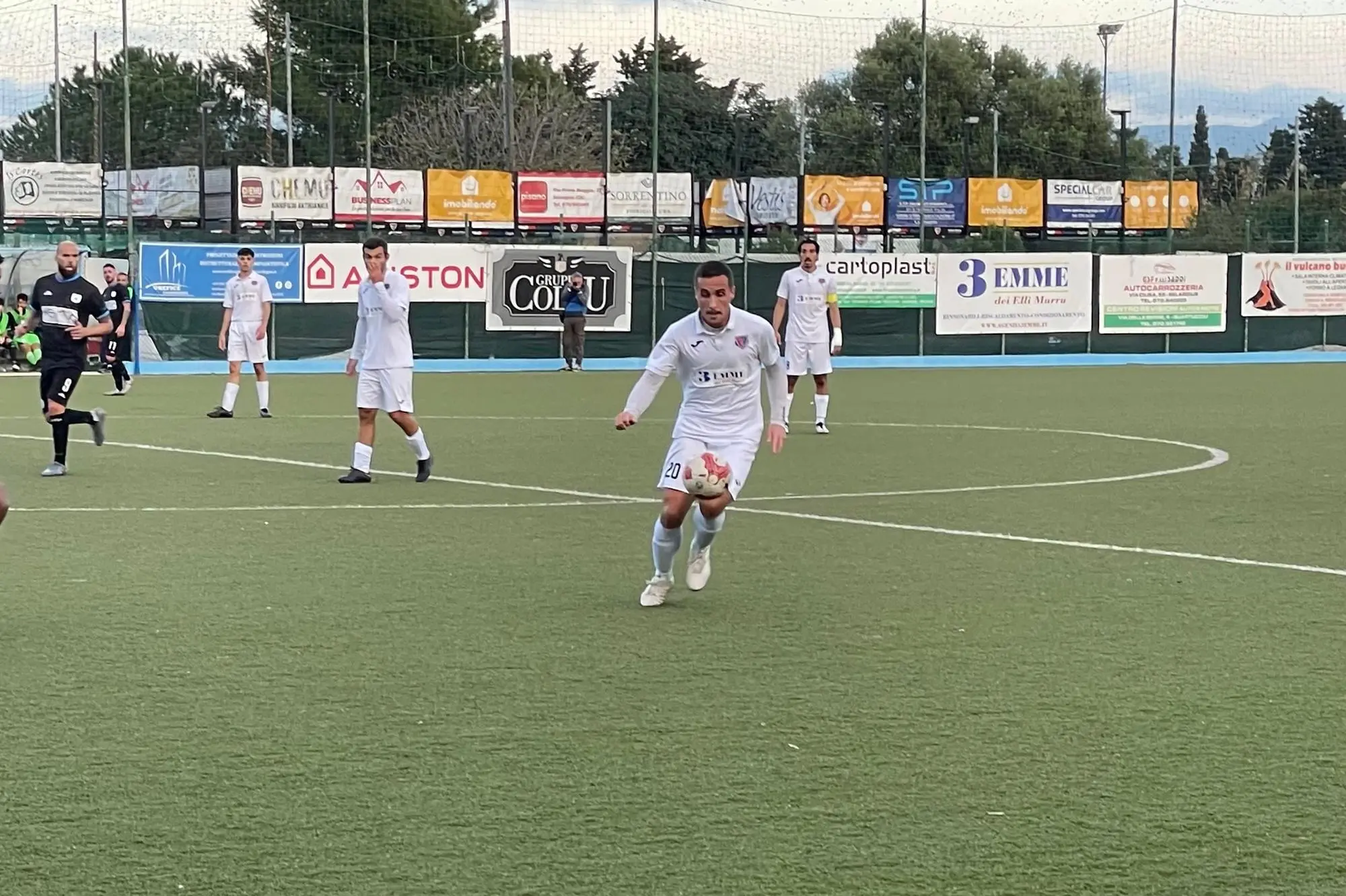 Alberto Usai, centrocampista della Ferrini, durante la partita col Budoni (foto Spignesi)